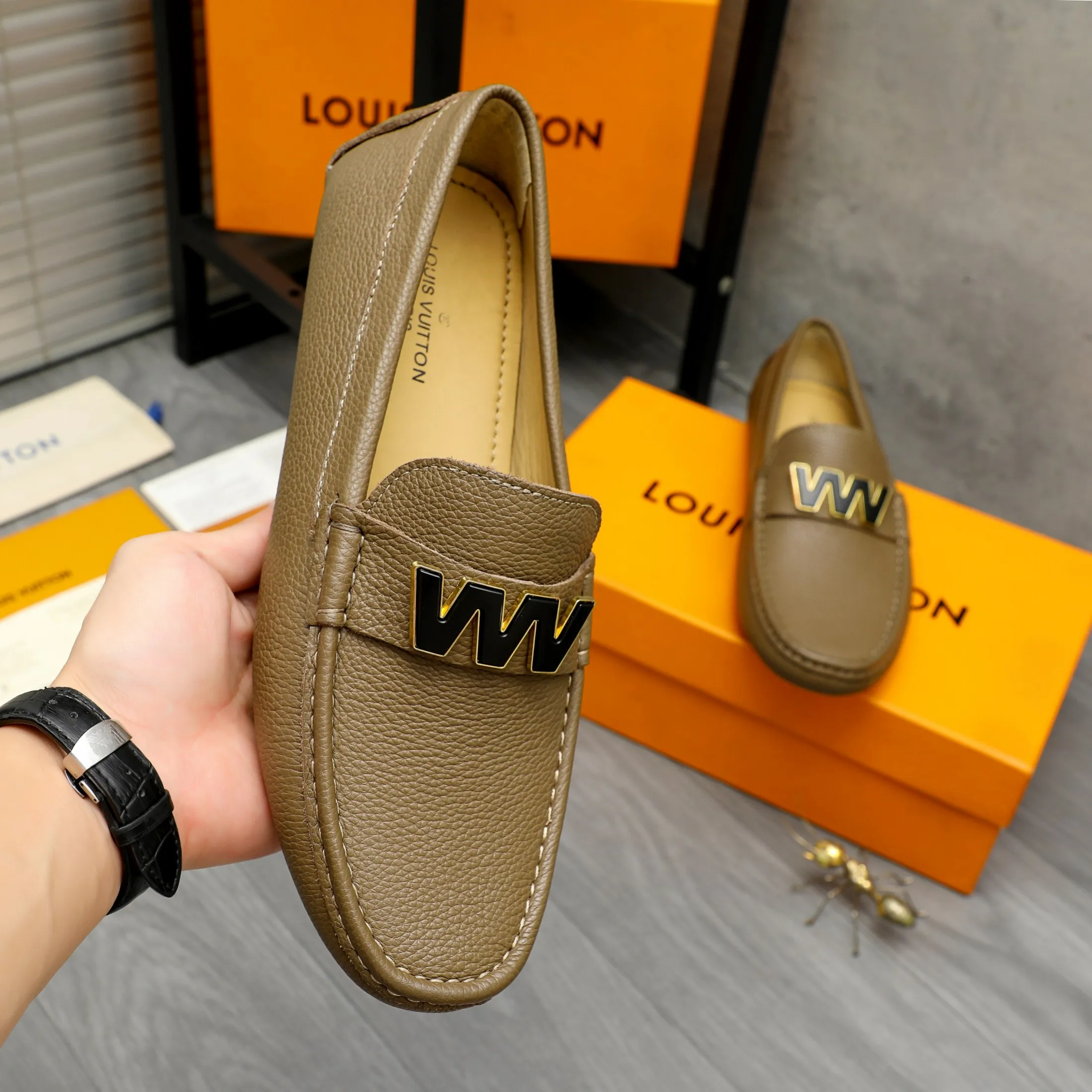 Men's shoes 💰420 Product trademark: LV "Louis Vuitton" casual slip-on shoes Regular size: 38-46 (45.46 custom-made, non-returnable) Product materials: Selected pebbled cowhide upper, sheepskin lining, original rubber outsole